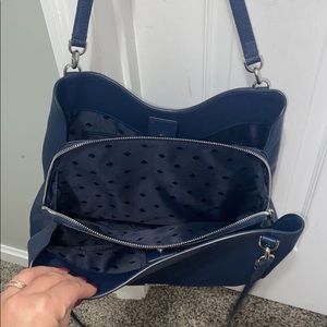 Very gently used Kate Spade tote in navy. Tons of space! Addt pics upon request!